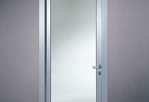 Предимства на алуминиевите врати за баня